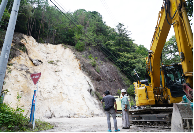 新城市川合付近で土砂崩れのため国道151号線が通行止めになっているらしい