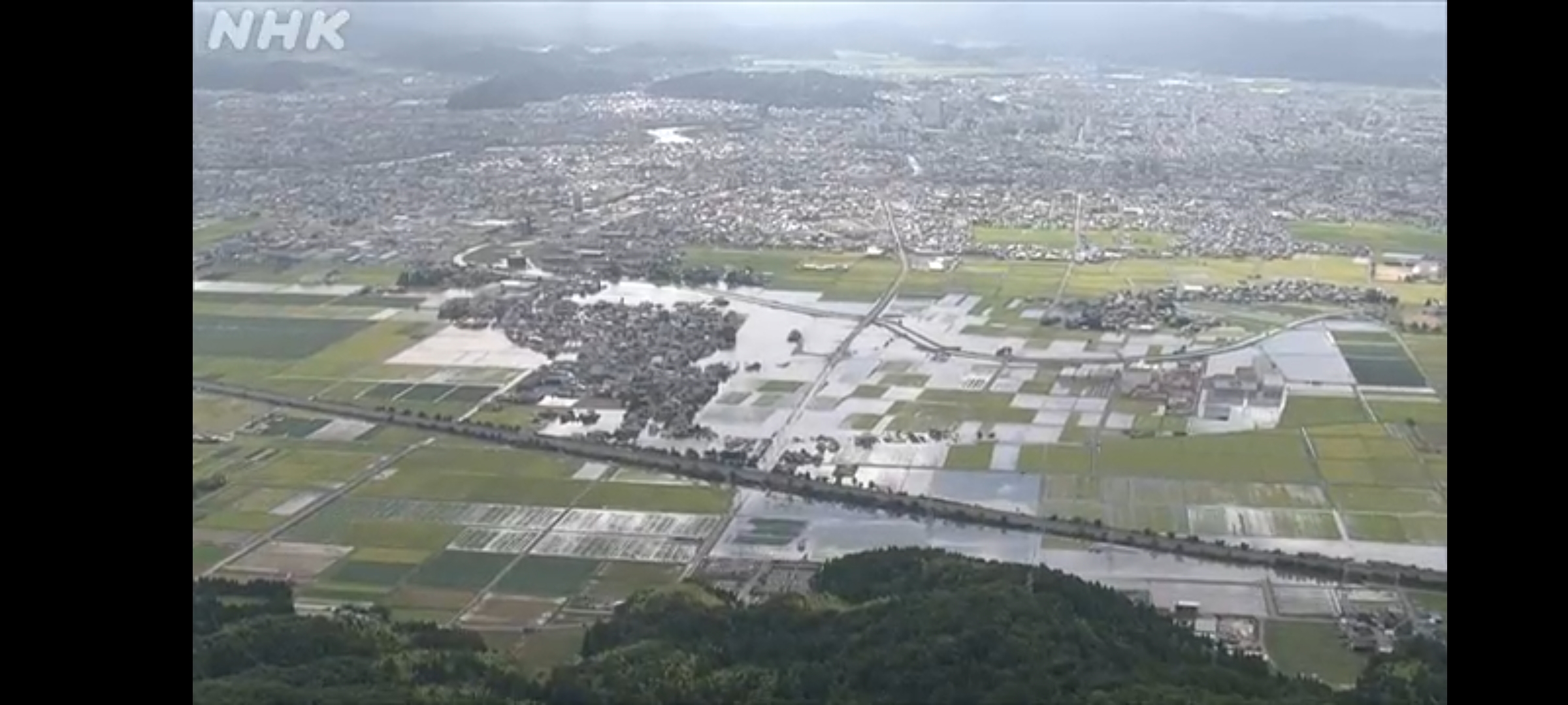 福井県の集中豪雨後の福井市殿下町上空の中継をみていた（NHK空撮）