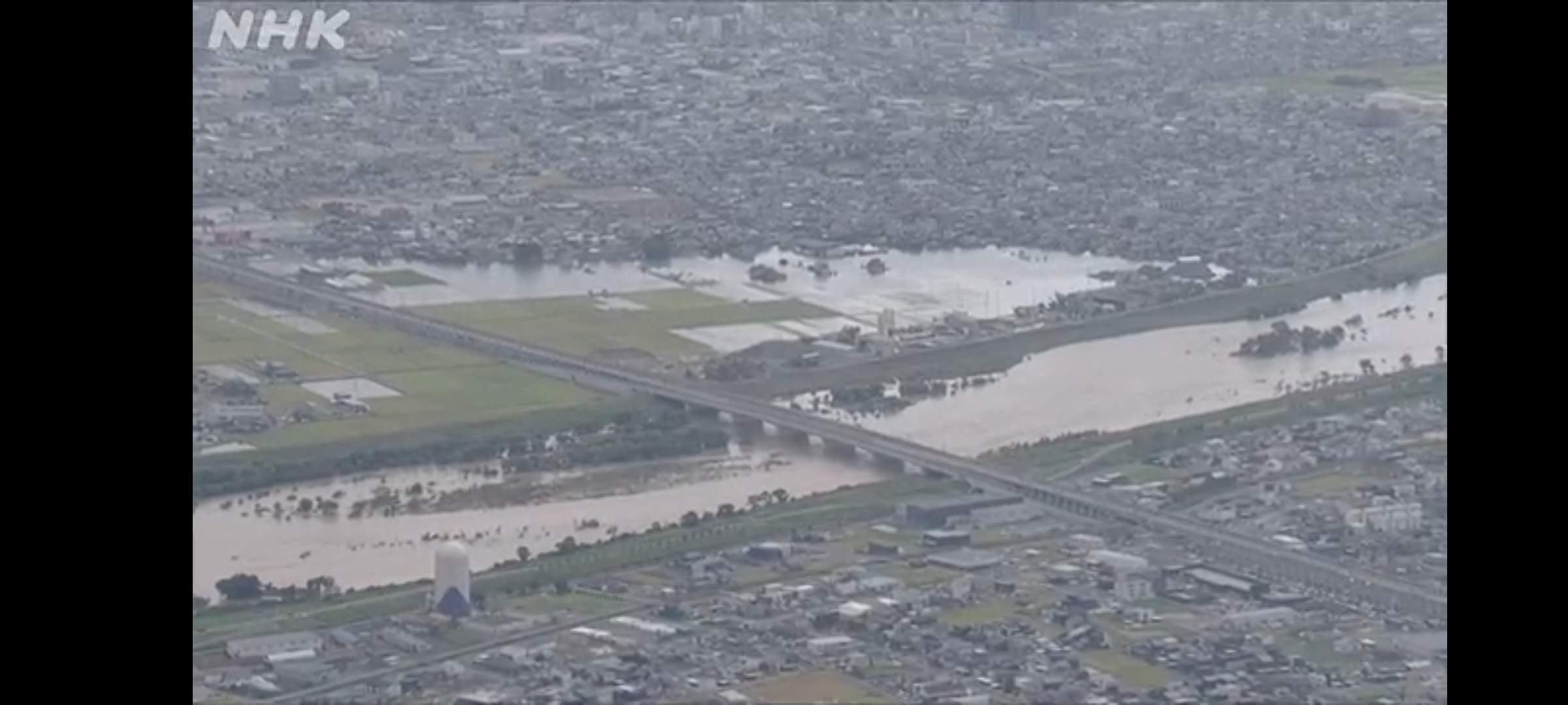 福井県の集中豪雨後の福井市寺前町（八畝割堤）の上空をみていた（NHK空撮）