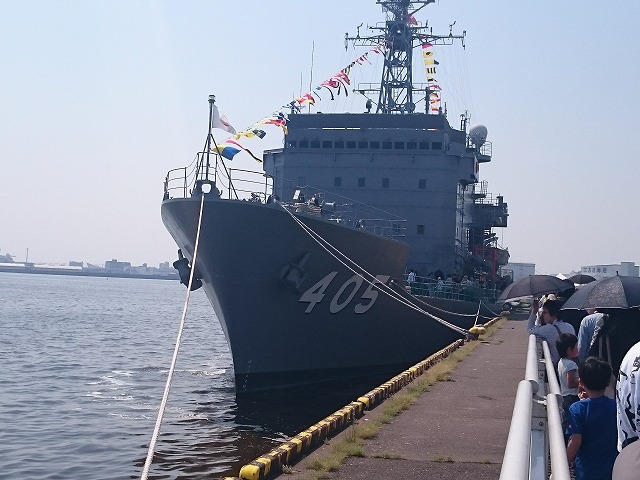 ガーデン埠頭にやってきました。ちよだ（潜水艦救難母艦）を観に来た