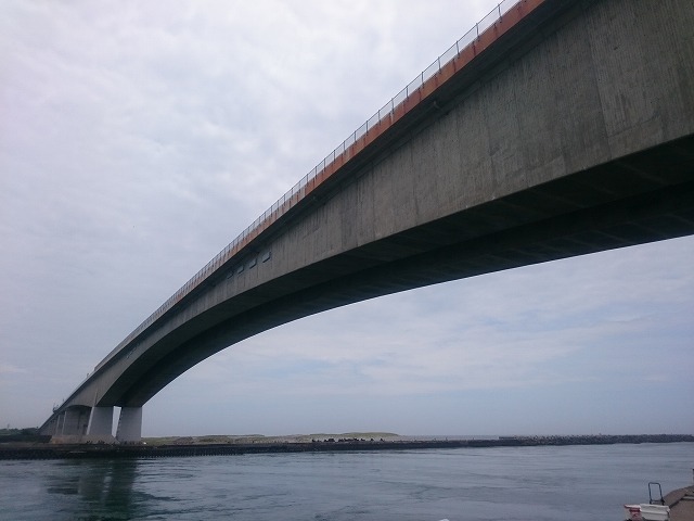 浜名大橋にやってきました。真下に来るのは初めてだ