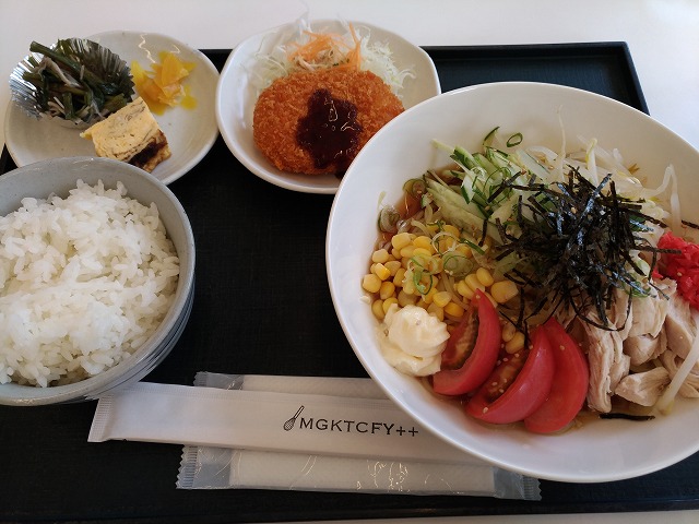 モグモグキッチンにやってきました。日替わりランチは冷やし中華