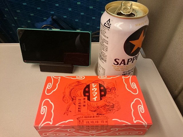 Shinkansen Shinagawa Station (東海道新幹線 品川駅)にやってきました。崎陽軒のしうまいって、551蓬莱の豚まんと同じように匂うな・・・