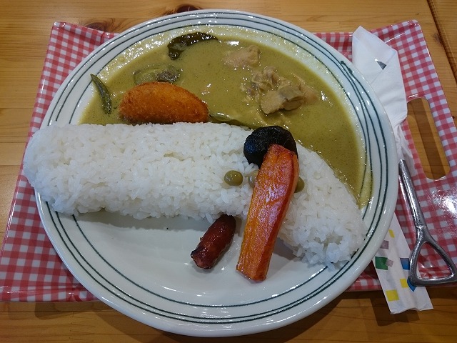 道の駅 豊根グリーンポート宮嶋にやってきました。みどり湖だけにグリーンカレーのダムカレーをいただきました。