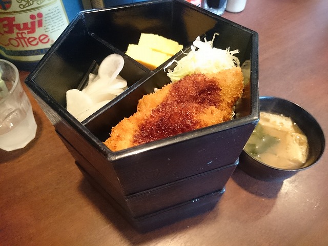 愛知県新城市にある「ハミングバード 洋食・弁当」にやってきました。割子弁当食べてみました。