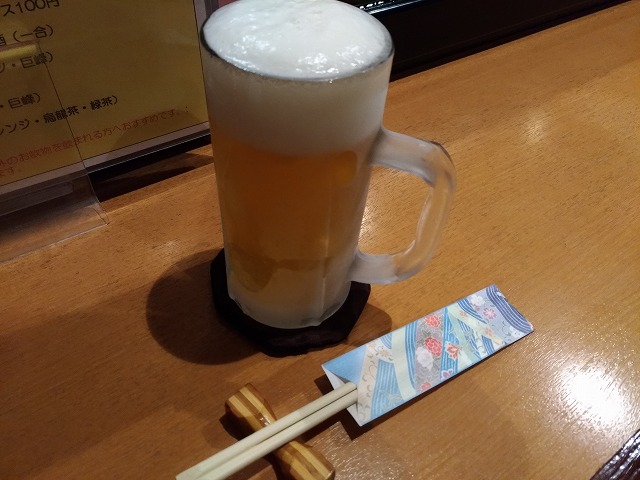 名古屋市千種区今池にある「居酒屋 幸ちゃん」にやってきました。モロヘイヤの使い方を教えてもらう