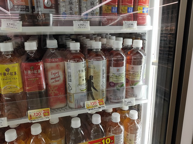 7-Eleven (セブンイレブン 豊田市稲武店)にやってきました。あ・・・ここ「アールグレイ」置いてあるじゃないか・・・