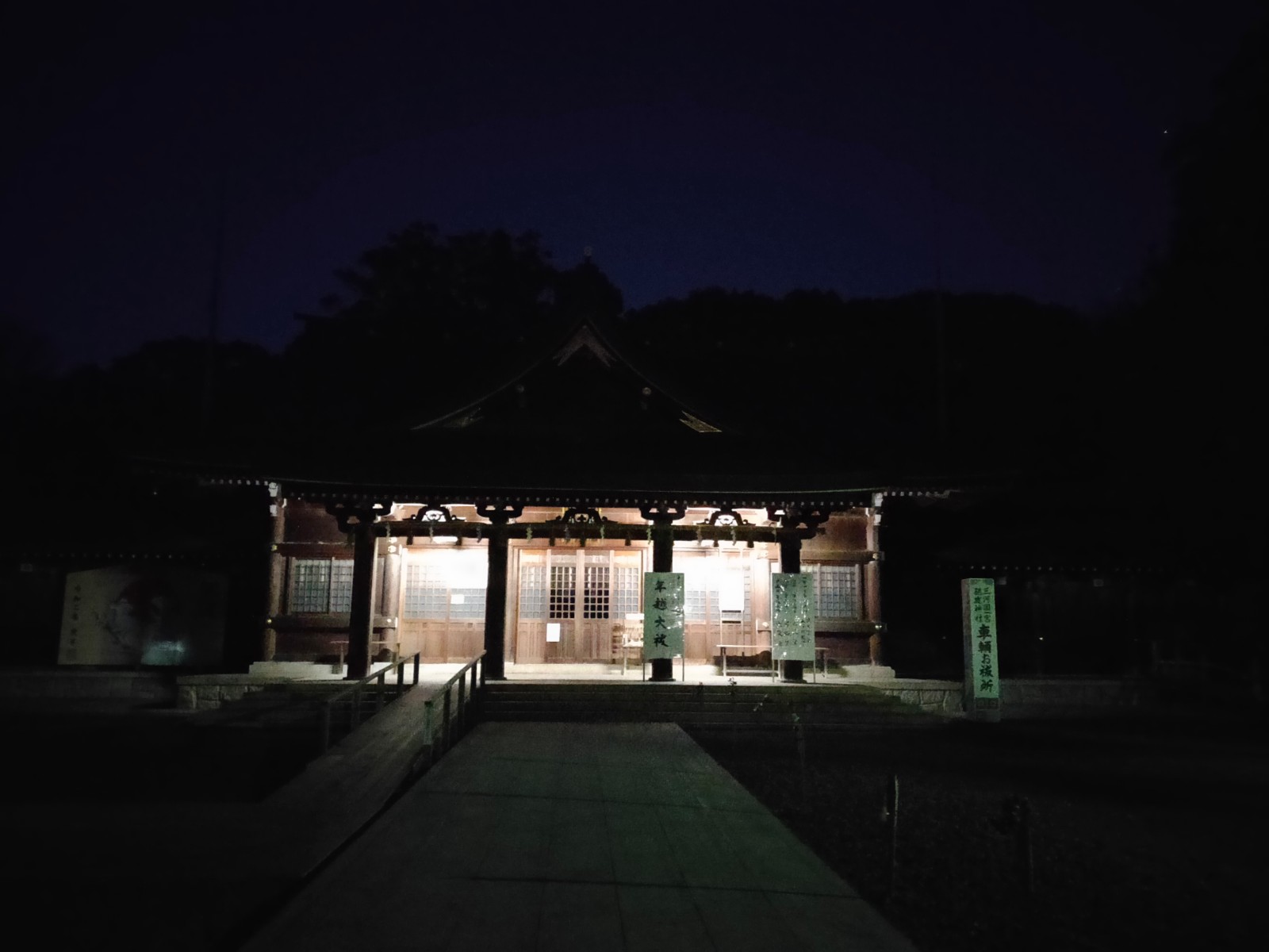 豊川市にある砥鹿神社にやってきました。初詣もないだろうから一年のお礼参り。