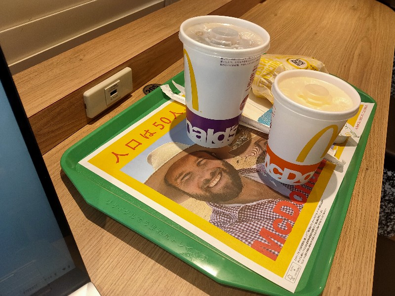 McDonald's (マクドナルド 平針店)にやってきました。 。2階席はUSBコネクタのみでコンセントがない。
