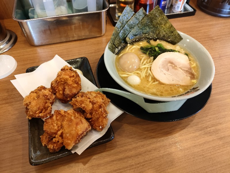町田商店長久手店にやってきました。味玉ラーメンとから揚げで腹パンパン。
