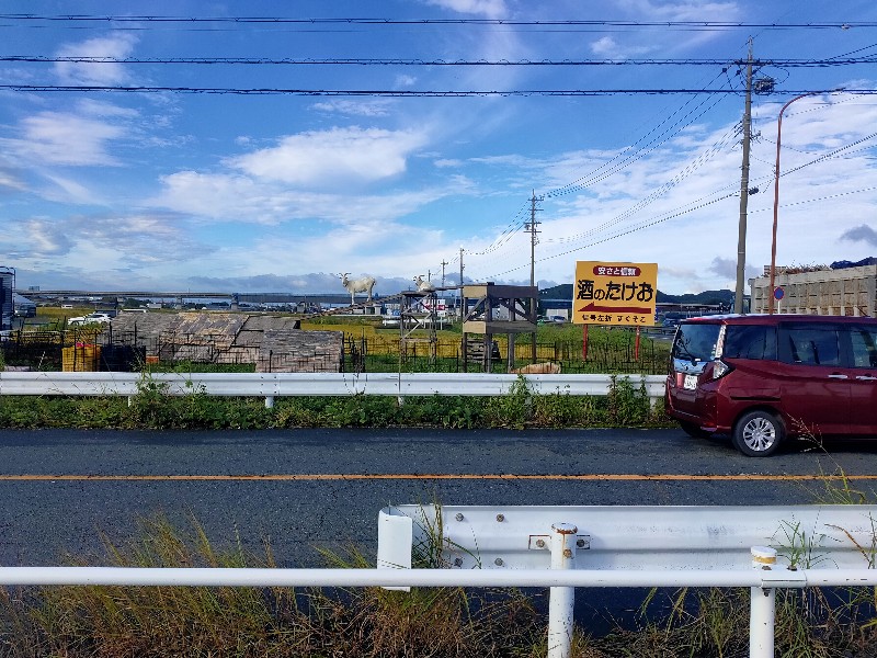 Lawson (ローソン 豊川森店)にやってきました。眼の前にやぎがいる 。