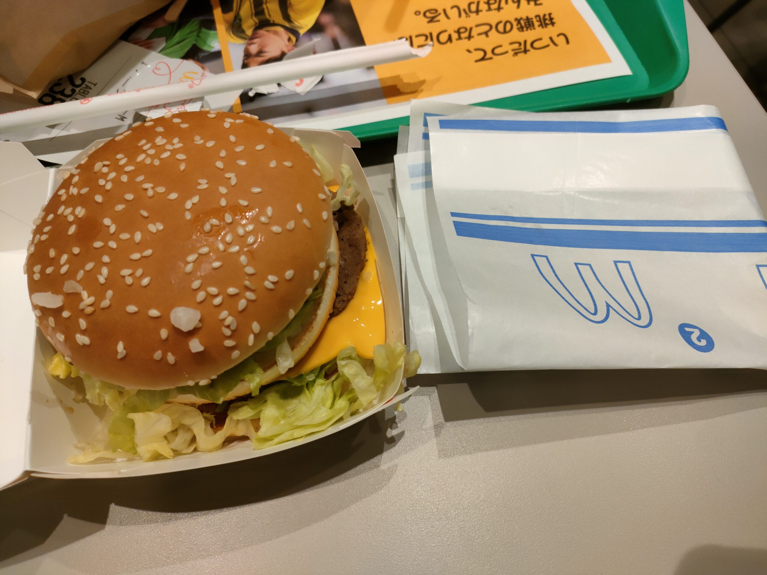 マクドナルド一社店にやってきました。ビックマックは紙に包んでくれない。