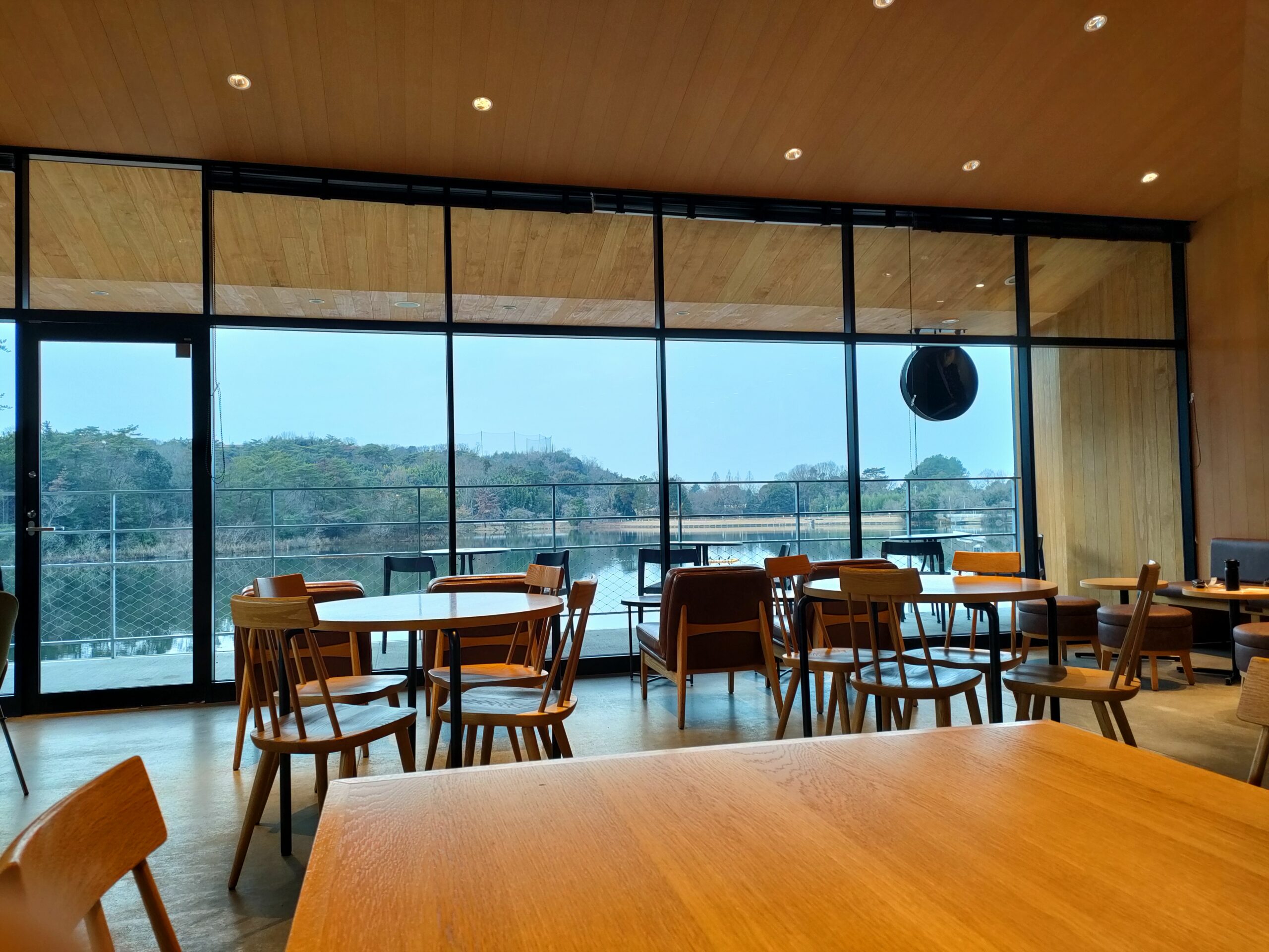 Starbucks豊田鞍ヶ池公園店にやってきました。ここのスターバックスは居心地がいい。