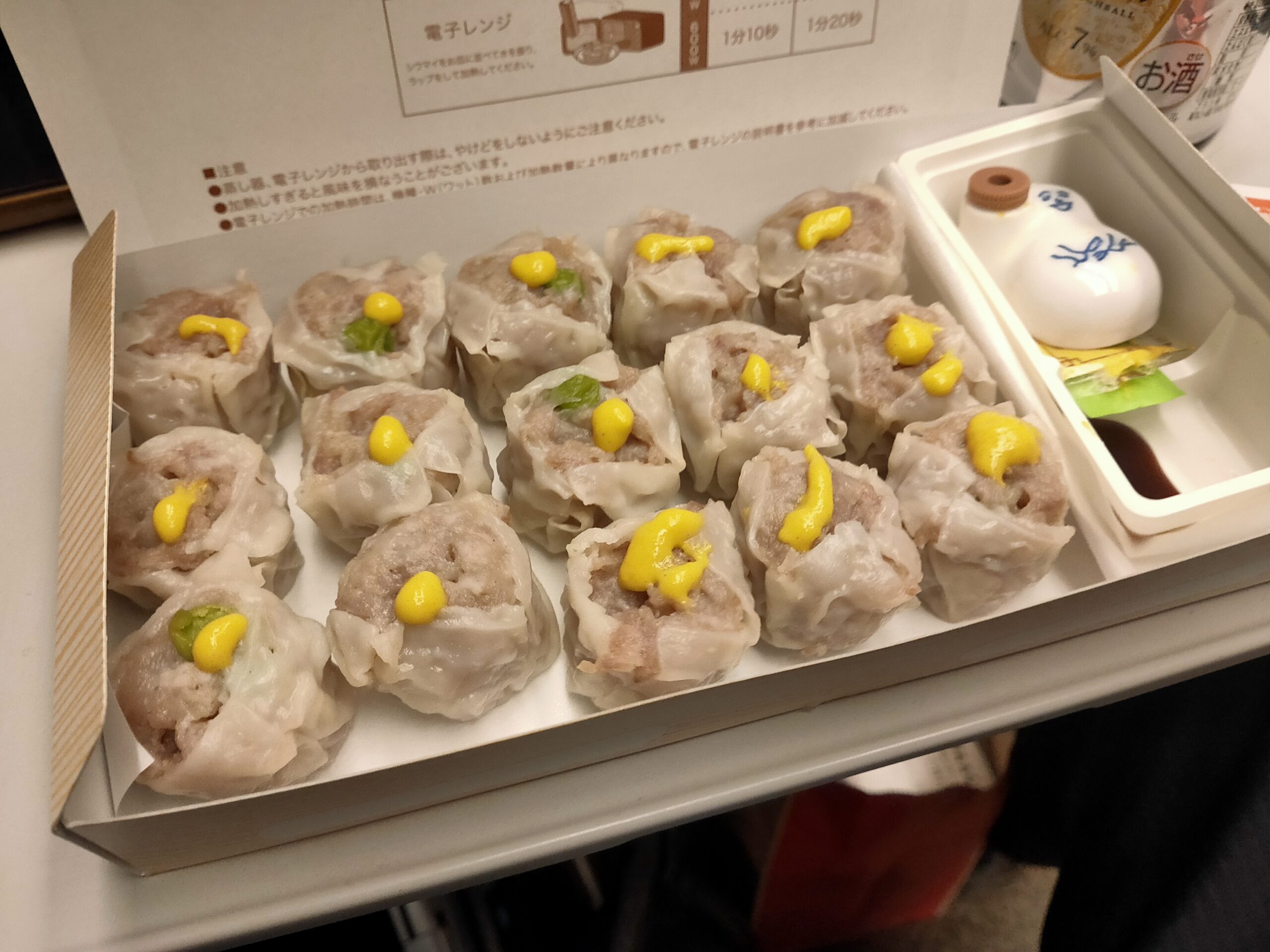 Shinkansen Shinagawa Station (東海道新幹線 品川駅)にやってきました。 崎陽軒のシウマイ残り一個。